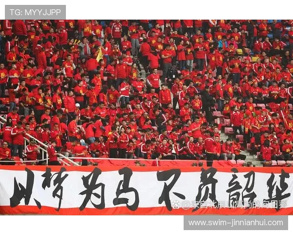 国足球星闪耀赛场关键进球点燃球迷激情展现团队拼搏精神