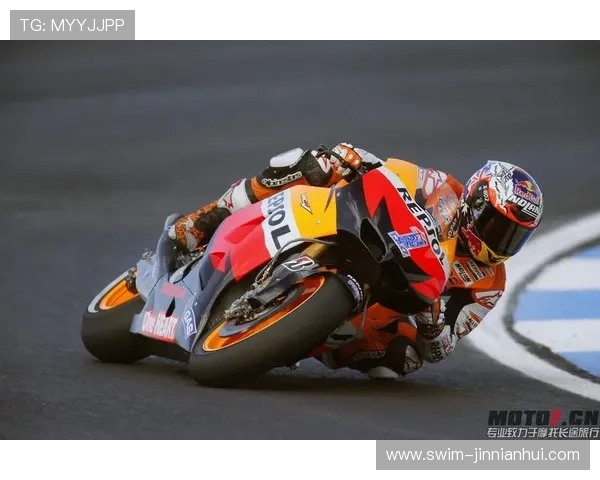 穿九号球服的足球传奇人物：从经典到现代的赛场英雄解析